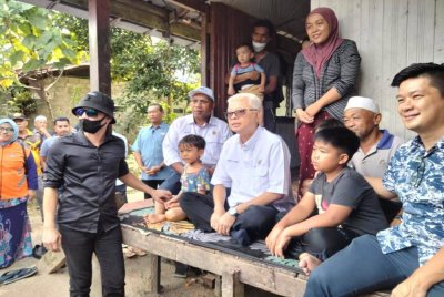 Ismail Sabri bergambar bersama keluarga dan tetamu di rumah Ahmad Hadzlimi di Kampung Bechah Palas pada Rabu.