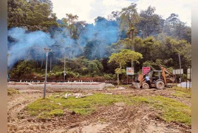 Kerja-kerja menaik taraf kemudahan awam sedang giat dilakukan di Air Terjun Serendah di sini. Foto: Facebook Pejabat Penerangan Daerah Hulu Selangor.