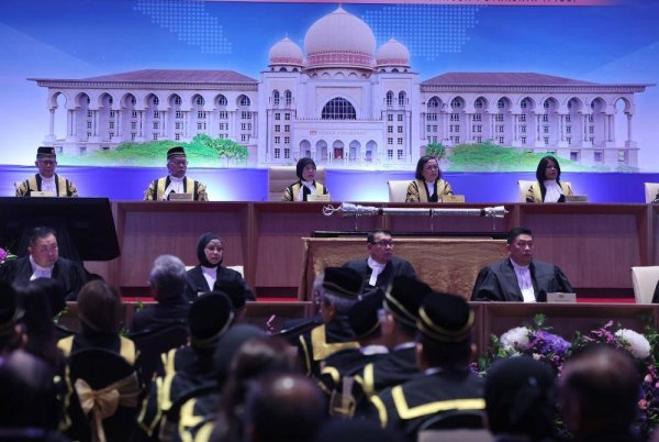 Tengku Maimun (tengah) pada Majlis Pembukaan Tahun Perundangan 2025 di Pusat Konvensyen Antarabangsa Putrajaya (PICC) pada Rabu. Foto Bernama