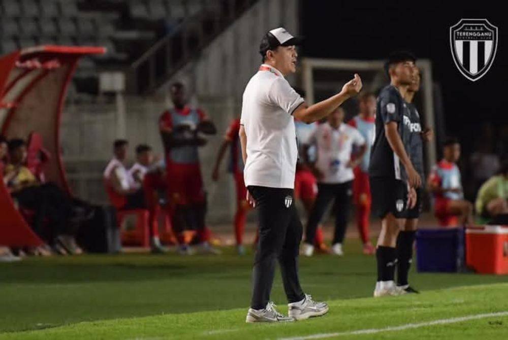 Badrul Afzan ketika memberikan arahan kepada pemain-pemain Terengganu. Foto Terengganu FC