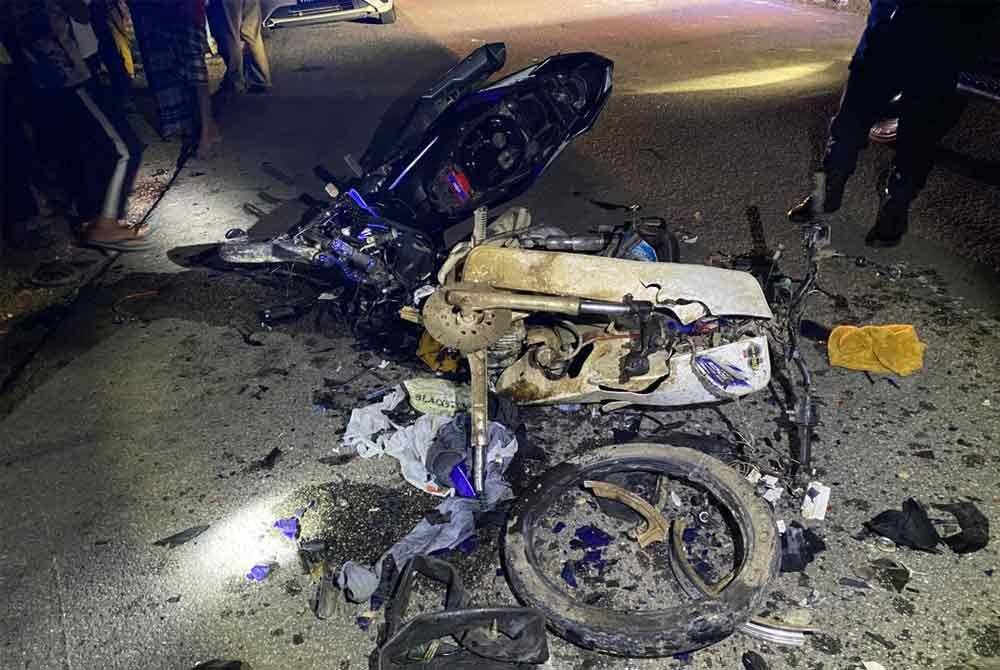 Keadaan motosikal mangsa yang terlibat dalam kemalangan di Jalan Batu Hitam.