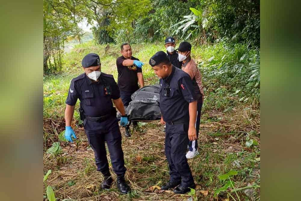 Anggota polis mengangkat mayat lelaki tanpa dokumen pengenalan diri yang ditemukan terapung di Sungai Damansara pada Rabu. Foto: PDRM.