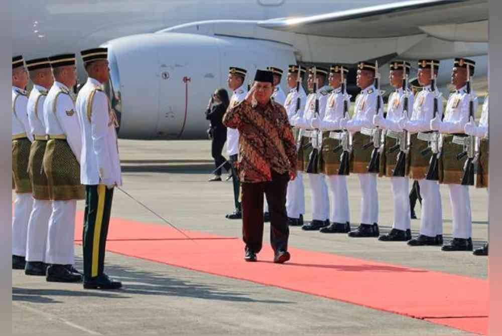 Presiden Indonesia, Prabowo Subianto melintasi barisan kawalan kehormatan statik oleh 28 pegawai serta anggota daripada Batalion Pertama Rejimen Renjer Diraja (Istiadat) sebaik tiba di Kompleks Bunga Raya. Foto Bernama