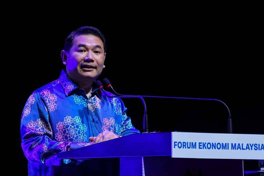 Menteri Ekonomi, Rafizi Ramli menyampaikan ucapan pada majlis peluncuran Forum Ekonomi Malaysia 2025 ketika di Pusat Konvensyen Kuala Lumpur (KLCC) pada Khamis. Foto Bernama