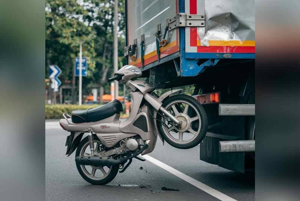 Dua sepupu maut selepas motosikal yang ditunggang mereka merempuh belakang sebuah lori yang diletakkan di bahu jalan di Jalan Pelabuhan, dekat sini pada Rabu malam.(Gambar hiasan) Foto dijana oleh AI