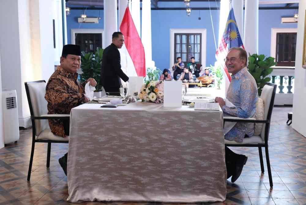 Anwar meraikan Prabowo dalam satu majlis makan tengah hari di Rumah Tangsi pada Khamis. Foto Bernama