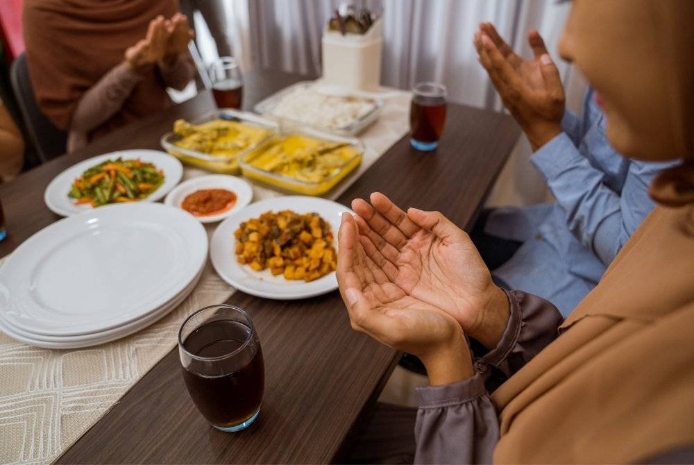 SALAH satu kegembiraan buat orang yang berpuasa
adalah ketika berbuka puasa. Foto CANVA