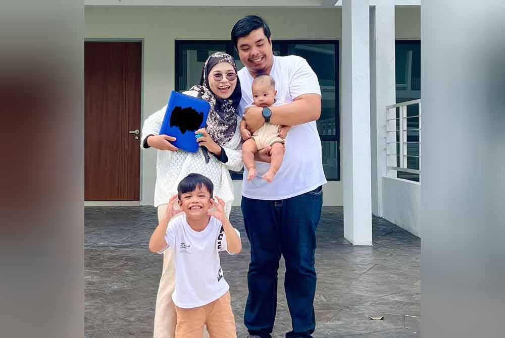 Khairul Azwan mendukung arwah Handzalah, turut bersama isterinya, Sri Wahyuni dan anak sulung mereka, Khairul Iskandar Saqeef.