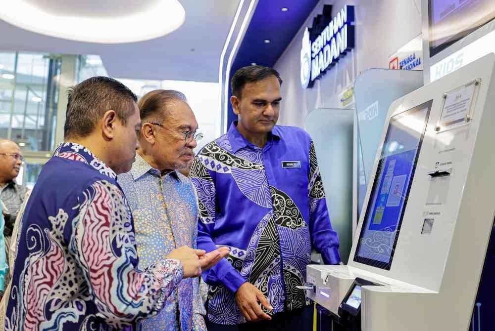 Anwar melawat ke Kiosk Sentuhan MADANI di pusat membeli-belah Alamanda selepas majlis peluncuran kiosk tersebut pada Khamis. Foto Bernama