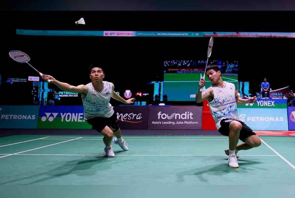 Aksi beregu negara, Teo Ee Yi dan Ong Yew Sin ketika menentang Jin Yong dan Min Hyuk Kang dari Korea Selatan pada kejohanan Petronas Terbuka Malaysia di Axiata Arena Bukit Jalil pada Khamis. Foto Bernama