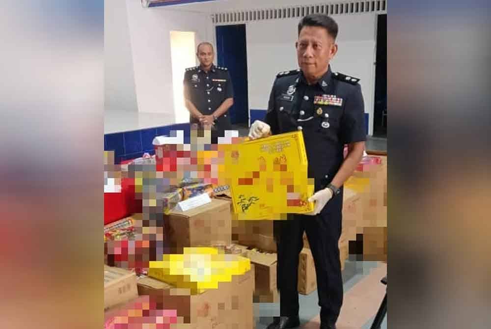 Roslan menunjukkan mercun dan bunga api yang dirampas pada sidang akhbar di IPD Tangkak pada Khamis.