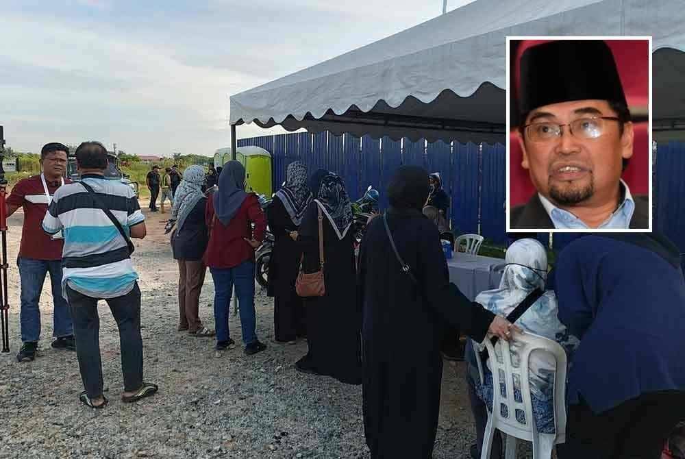 Waris berkumpul berdekatan Tanah Perkuburan Islam Selat Klang selepas mendakwa tidak dibenarkan untuk melihat proses pemindahan kubur dijalankan. Gambar kecil: Mohd Shahzihan