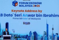 Perdana Menteri, Datuk Seri Anwar Ibrahim menyampaikan ucaptama pada Forum Ekonomi Malaysia (FEM) di Pusat Konvensyen Kuala Lumpur (KLCC) pada Khamis. Foto Bernama