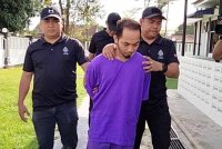 Hasbullah dikawal ketat anggota polis ketika hadir di Mahkamah Majistret Mersing pada Khamis.