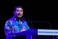 Menteri Ekonomi, Rafizi Ramli menyampaikan ucapan pada majlis peluncuran Forum Ekonomi Malaysia 2025 ketika di Pusat Konvensyen Kuala Lumpur (KLCC) pada Khamis. Foto Bernama