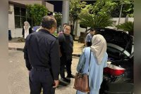 Pegawai AKPS melakukan pemeriksaan terhadap sebuah kereta Toyota Vios dipandu seorang wanita warga Thailand.