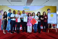 (Empat dari kiri) Pegawai Malaysia Book of Records, Edwin Yeoh; Pengarah Eksekutif Operasi, Neil Gurusamy; Azliza, Pengarah Eksekutif Pelanggan dan Pemasaran, Nuathip Pituckpongsator dan Pengarah Komersial, Lee May Li ketika majlis pengiktirafan pada Sabtu.