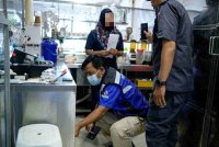 KPDN menyerbu sebuah restoran popular dengan menu &#039;cili pan mee&#039; di Balakong pada tengah hari Khamis kerana mempamerkan pelekat Muslim Kitchen walaupun tidak mempunyai sijil halal sah. Foto Bernama