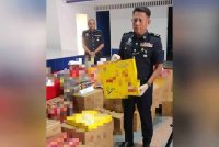 Roslan menunjukkan mercun dan bunga api yang dirampas pada sidang akhbar di IPD Tangkak pada Khamis.