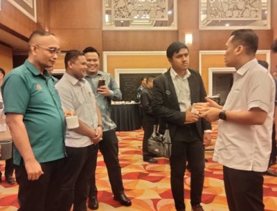 Nik Nazmi (kanan) bertanya khabar tetamu pada Majlis Sesi Perjumpaan Khas Ketua-Ketua Jabatan Persekutuan Bersama Menteri NRES pada Khamis.