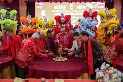 Masidi ketika menyempurnakan Majlis Penyerahan Kepala Singa Kepada Masyarakat Tiong Hua Sabah di Dewan Hakka, Likas, Kota Kinabalu.