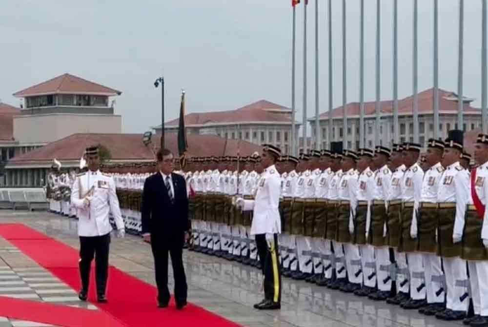 Shigeru Ishiba diberikan sambutan rasmi di Kompleks Perdana Putra di sini, pada Jumaat. Foto Bernama