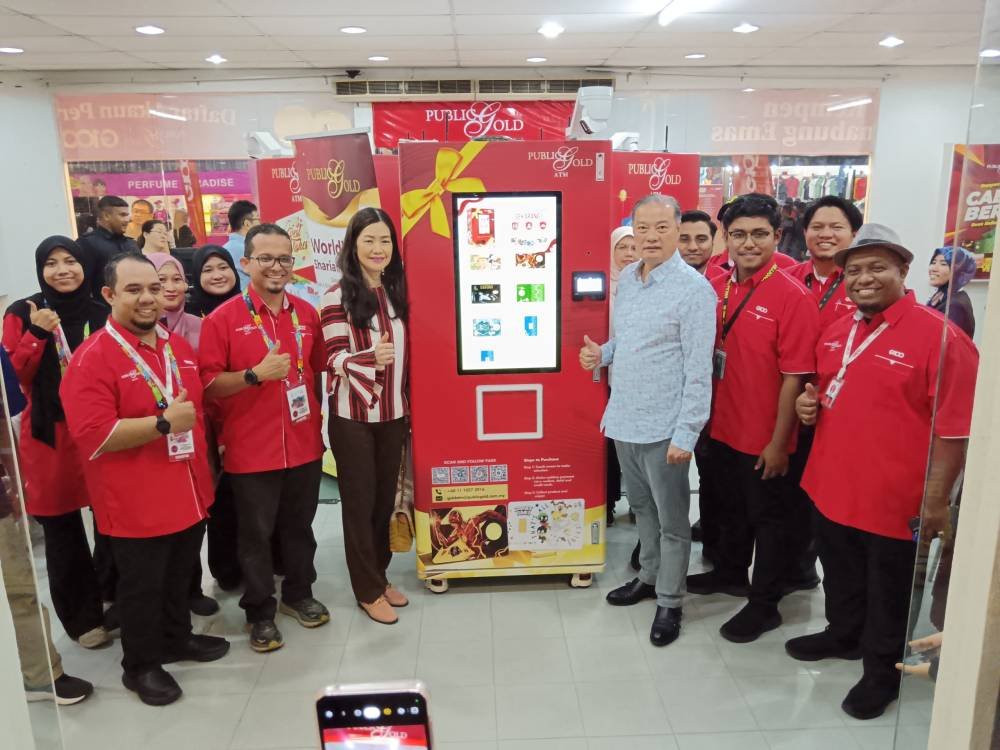 Pengasas dan Pengerusi Eksekutif Kumpulan Public Gold serta Konsul Kehormat Kazakhstan di Pulau Pinang, Dato&#039; Wira Louis Ng Chun Hau (tiga dari kanan), bersama Pengarah Urusan Aurora Italia, Datin Wira Yvonne Lim (tiga dari kiri) bergambar bersama usahawan Public Gold di Pesta Pulau Pinang pada 28 Disember 2024 lalu di hadapan Public Gold ATM