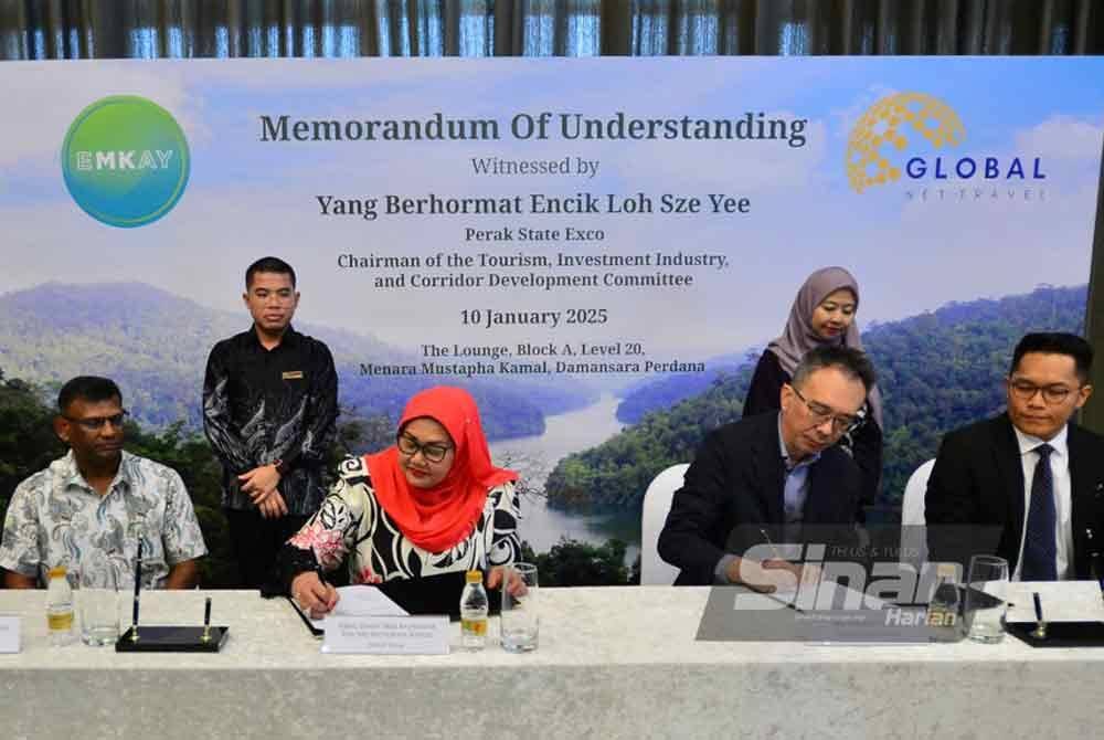 Fazwinna (duduk, dua dari kiri) bersama Yu Ken (duduk, dua dari kanan) ketika menandatangani MoU di Menara Mustapha Kamal, Petaling Jaya pada Jumaat. FOTO SINAR HARIAN/ ASRIL ASWANDI SHUKOR