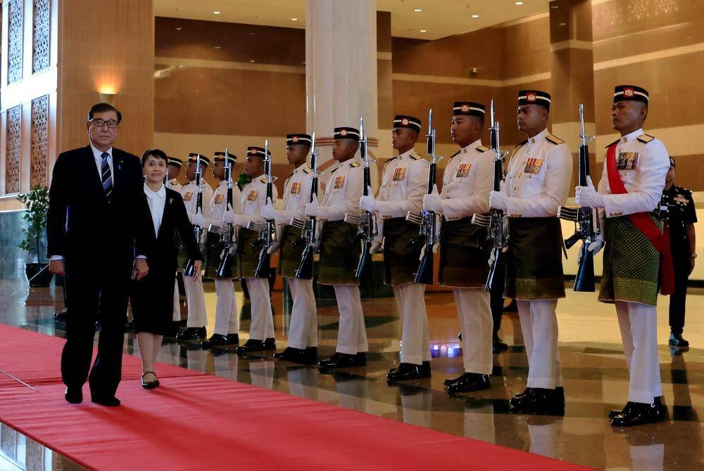 Ishiba bersama isteri, Yoshiko melintasi kawalan kehormatan dari Batalion Pertama Rejimen Askar Melayu Diraja selepas menamatkan lawatan rasminya ke Malaysia di Kompleks Bunga Raya, KLIA pada Jumaat. Foto Bernama