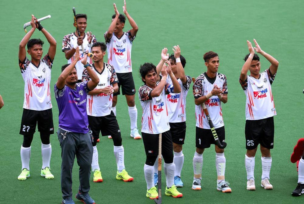 Pemain THT yang diketuai Mohd Fitri Saari (empat dari kanan) meraikan kejayaan bersama penyokong yang hadir selepas menewaskan pasukan UiTM HA- KPT pada saingan Liga Hoki Malaysia (MHL) di Stadium Hoki Majlis Bandaraya Kuala Terengganu Batu Buruk, hari ini. Foto Bernama