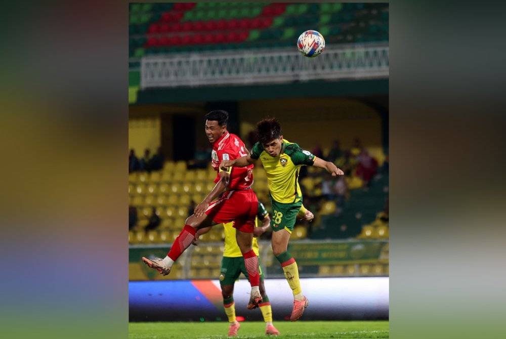 Tonggak Kedah, Syafiq Ahmad diasak pemain Kelantan dalam aksi Liga Super di Stadium Darul Aman, Alor Setar. Foto Bernama