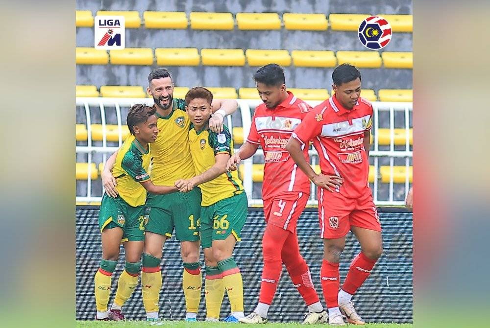 Fayadh meraikan jaringan bersama pemain Kedah semasa melayan kunjungan Kelantan dalam aksi Liga Super di Alor Setar pada Jumaat. Foto Liga Bolasepak Malaysia