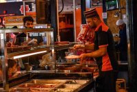 Restoran mamak sentiasa jadi pilihan orang ramai kerana servis yang laju dan pantas. Gambar hiasan