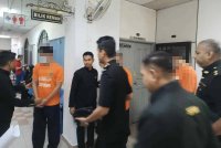 Permohonan reman empat individu termasuk seorang pengarah dan setiausaha syarikat swasta bagi membantu siasatan pemalsuan dokumen geran tanah di Mahkmah Majistret Johor Bahru pada Jumaat.