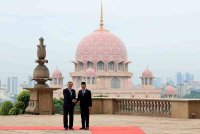 Anwar menyambut ketibaan Perdana Menteri Jepun Shigeru Ishiba sempena sambutan rasmi di Kompleks Perdana Putra pada Jumaat. Foto Bernama