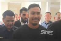 Muhammad Imran (dua dari kiri) tersenyum ketika dibawa ke Mahkamah Majistret Petaling Jaya pada Jumaat, bagi menghadapi pertuduhan kes mencederakan dua pereka fesyen.FOTO SINAR HARIAN-NOOR AZLIDA ALIMIN