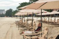 Deretan payung pantai yang lebih menarik dan tersusun di Pantai Teluk Kemang