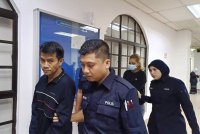 Noor Haimi (depan, kiri) dan Nur Anne (belakang, kiri) dibawa keluar dari Mahkamah Majistret Johor Bahru pada Jumaat selepas menghadapi pertuduhan mengedar dan memasukkan dadah dalam badan serta menghalang penjawat awam menjalankan tugas.