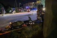 Seorang pelayan restoran maut manakala remaja lelaki cedera parah selepas motosikal ditunggang mereka bertembung berhampiran Pasaraya TMG Tanjung Pasir pada malam Khamis. Foto Polis Trafik Kuantan