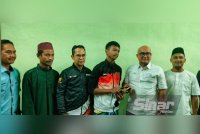 Fadzli (dua dari kanan) menyerahkan sumbangan kepada Azri Syahiran (empat dari kiri). FOTO SINAR HARIAN