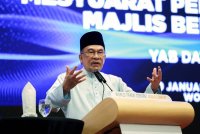 Anwar menyampaikan ucapan pada Perasmian Mesyuarat Perhimpunan Agung Tahunan Majlis Belia Malaysia Ke-73 di Pusat Dagangan Dunia pada Jumaat. Foto Bernama