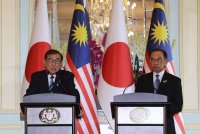 Anwar (kanan) bersama rakan sejawatnya dari Jepun Shigeru Ishiba ketika mengadakan sidang akhbar bersama di Bangunan Perdana Putra hari ini. Foto Bernama