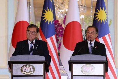 Anwar (kanan) bersama Ishiba mengadakan sidang media bersama di Bangunan Perdana Putra pada Jumaat. Foto Bernama