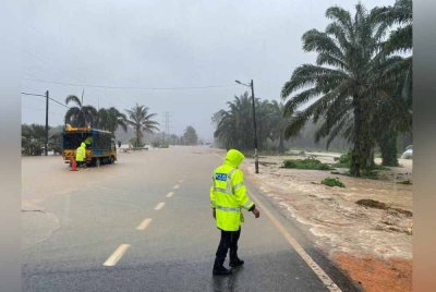 Laluan di Jalan Kota Tinggi-Sungai Rengit, berhampiran Simpang Sungai Mas hanya dibuka kepada kenderaan berat. - Foto: IPD Kota Tinggi