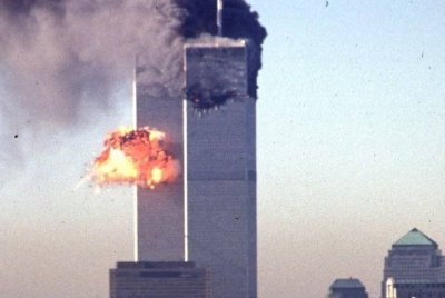 Serangan pengganas 11 September 2001 melibatkan empat pesawat penumpang yang dirampas dan disasarkan kepada Pusat Dagangan Dunia di New York City. Foto AFP