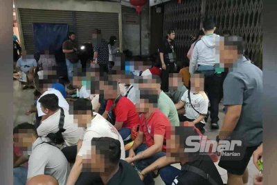 Sebahagian PATI ditahan petugas JIM menerusi &#039;KL Strike Force&#039; di Jalan Petaling, Kuala Lumpur pada Jumaat.