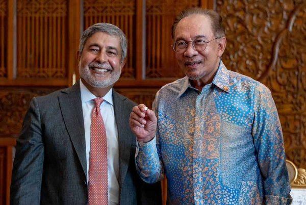 Anwar ketika menerima kunjungan hormat Sanjay Mehrotra. Foto Facebook Anwar Ibrahim