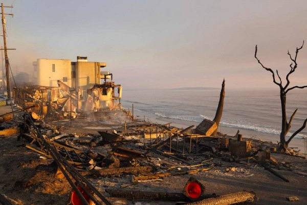 Kebakaran hutan besar-besaran yang melanda seluruh kawasan kejiranan dan menyebabkan ribuan orang kehilangan tempat tinggal di Los Angeles masih kekal tidak terkawal sepenuhnya. Foto AFP