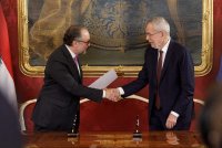 Presiden Austria, Alexander van der Bellen (kanan) berjabat tangan dengan Alexander Schallenberg ketika melantiknya sebagai canselor di Canseleri Presiden di Istana Hofburg di Vienna, Austria. Foto AFP