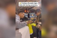 Ronaldo ketika menandatangani jersi seorang budak lelaki ketika Anugerah Bola Sepak Globe di Dubai baru-baru ini.